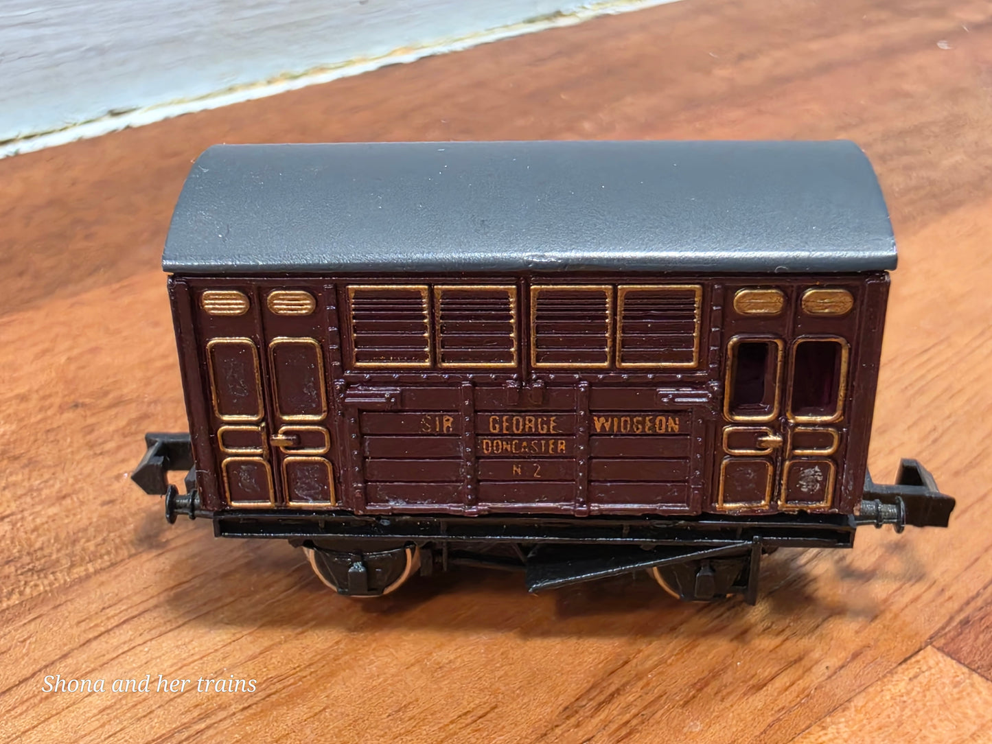 Graham Farish N Gauge 2711 Horse box van Sir George Widgeon