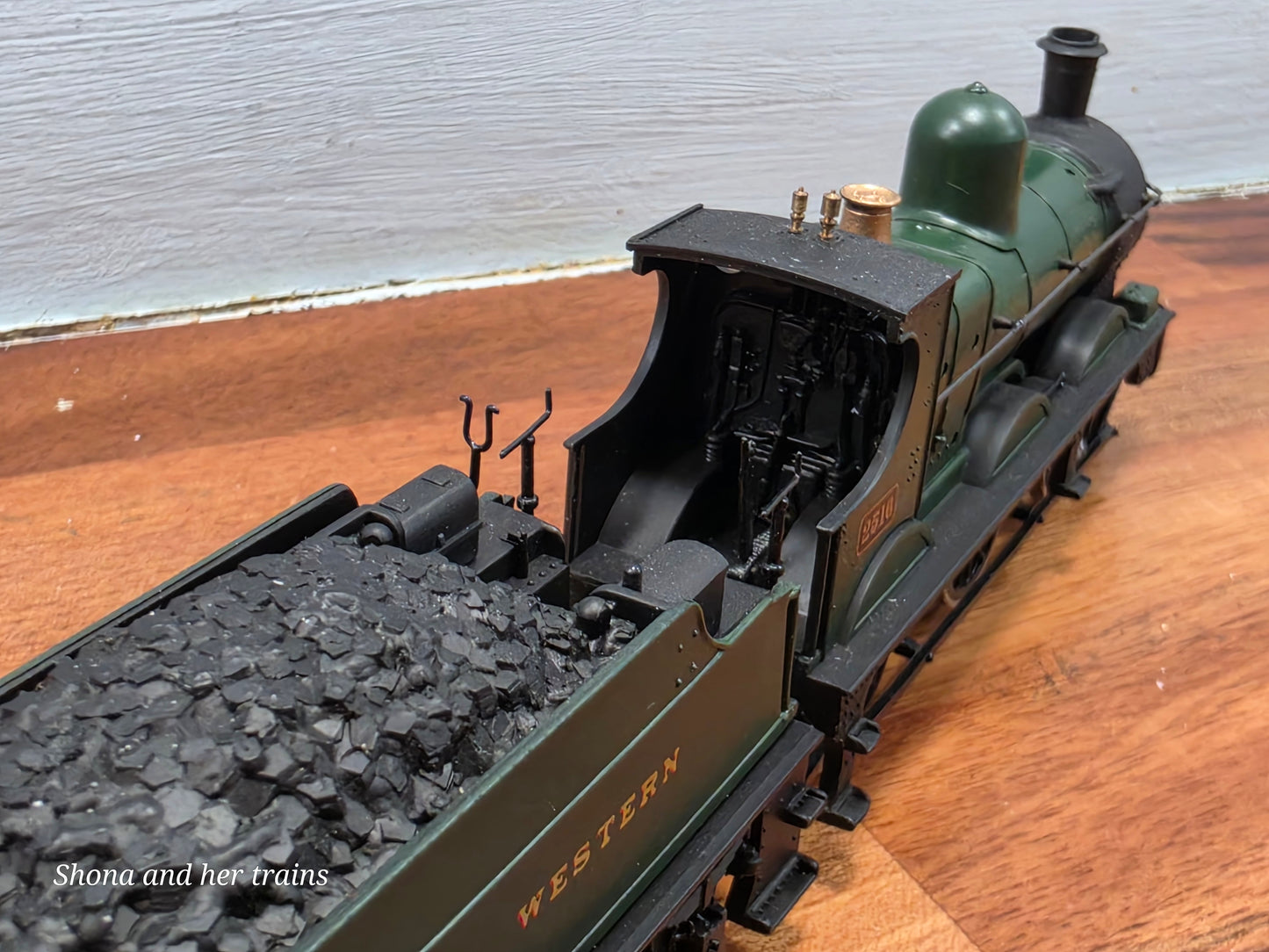 Mainline OO Gauge Dean Goods 2301 Class Locomotive GWR green 45156
