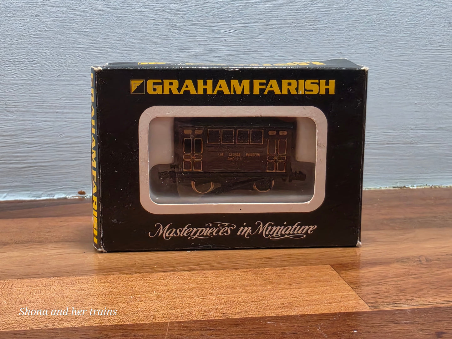 Graham Farish N Gauge 2711 Horse box van Sir George Widgeon