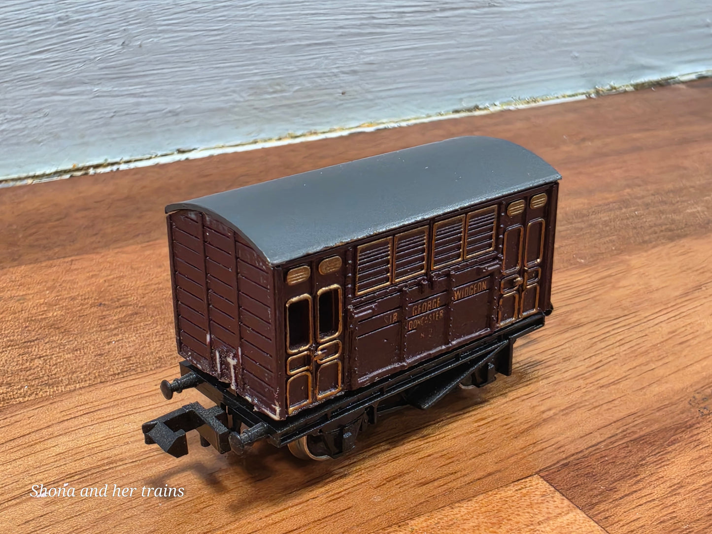 Graham Farish N Gauge 2711 Horse box van Sir George Widgeon