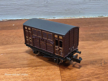 Graham Farish N Gauge 2711 Horse box van Sir George Widgeon