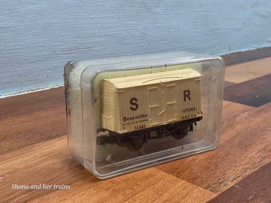 Peco N Gauge 10T banana Van NR-42S