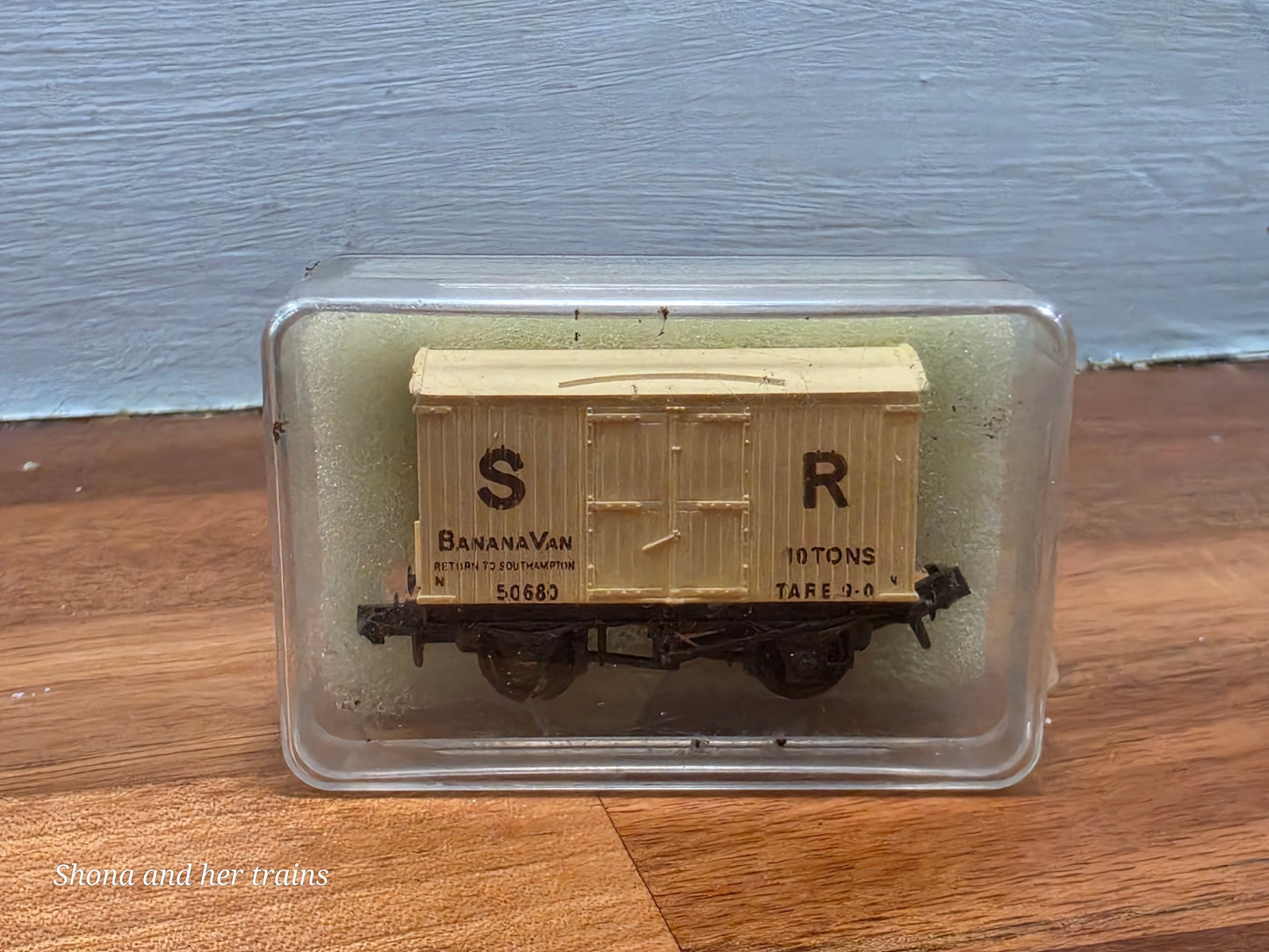 Peco N Gauge 10T banana Van NR-42S