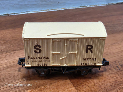 Peco N Gauge 10T banana Van NR-42S