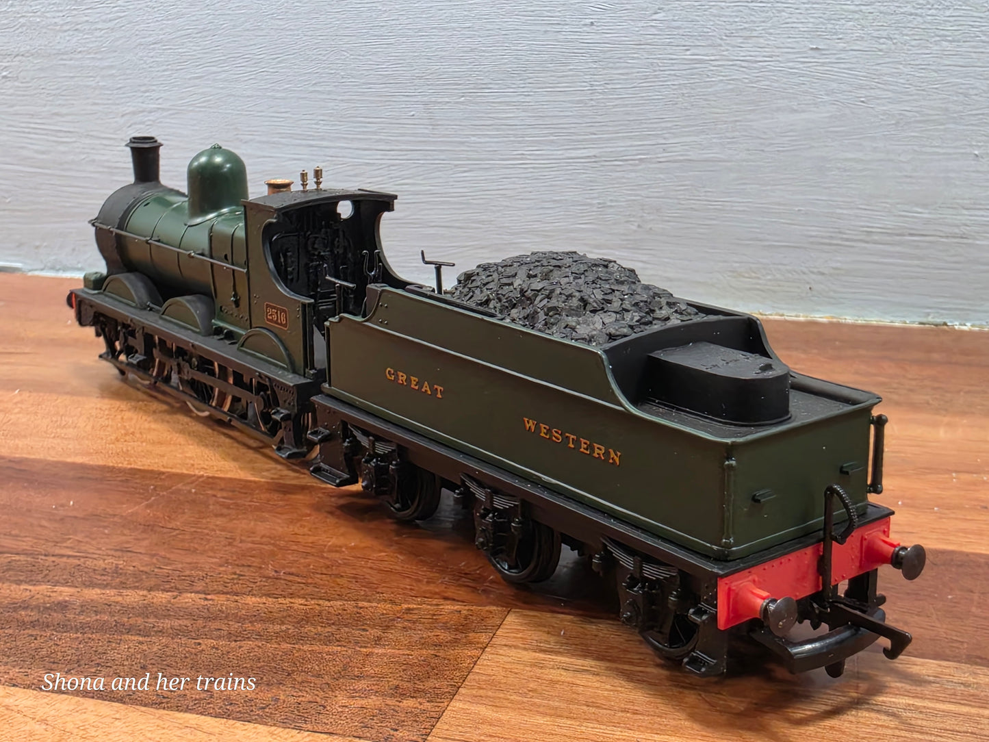 Mainline OO Gauge Dean Goods 2301 Class Locomotive GWR green 45156