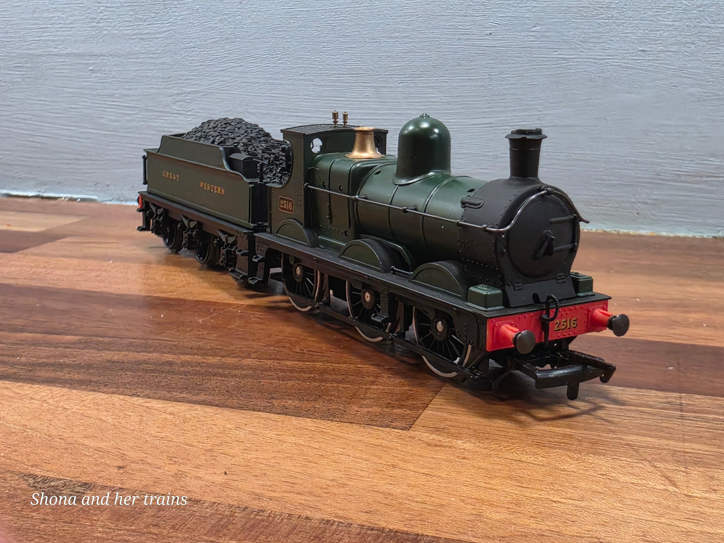 Mainline OO Gauge Dean Goods 2301 Class Locomotive GWR green 45156
