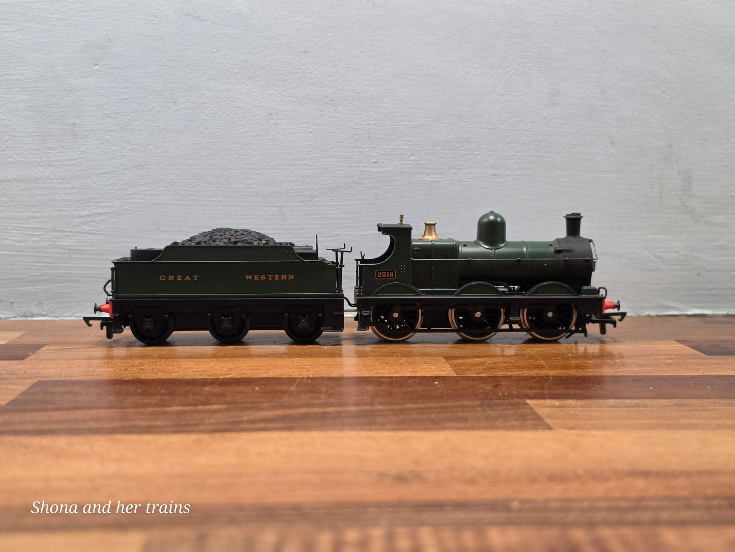 Mainline OO Gauge Dean Goods 2301 Class Locomotive GWR green 45156
