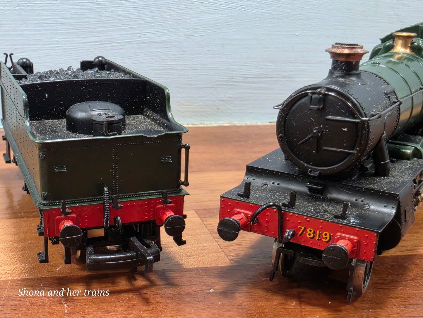 Mainline OO Gauge Hinton Manor 7819 4-6-0 Manor class GWR Green 37-078