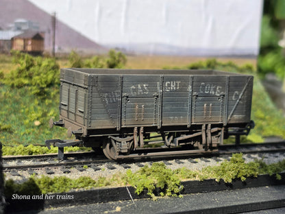 Mainline OO Gauge 20T wooden mineral wagon gas light and coke 937394 - Weathered