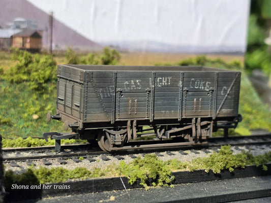 Mainline OO Gauge 20T wooden mineral wagon gas light and coke 937394 - Weathered