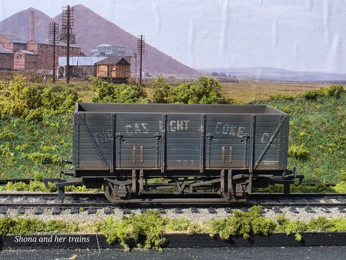 Mainline OO Gauge 20T wooden mineral wagon gas light and coke 937394 - Weathered