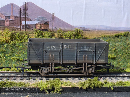 Mainline OO Gauge 20T wooden mineral wagon gas light and coke 937394 - Weathered