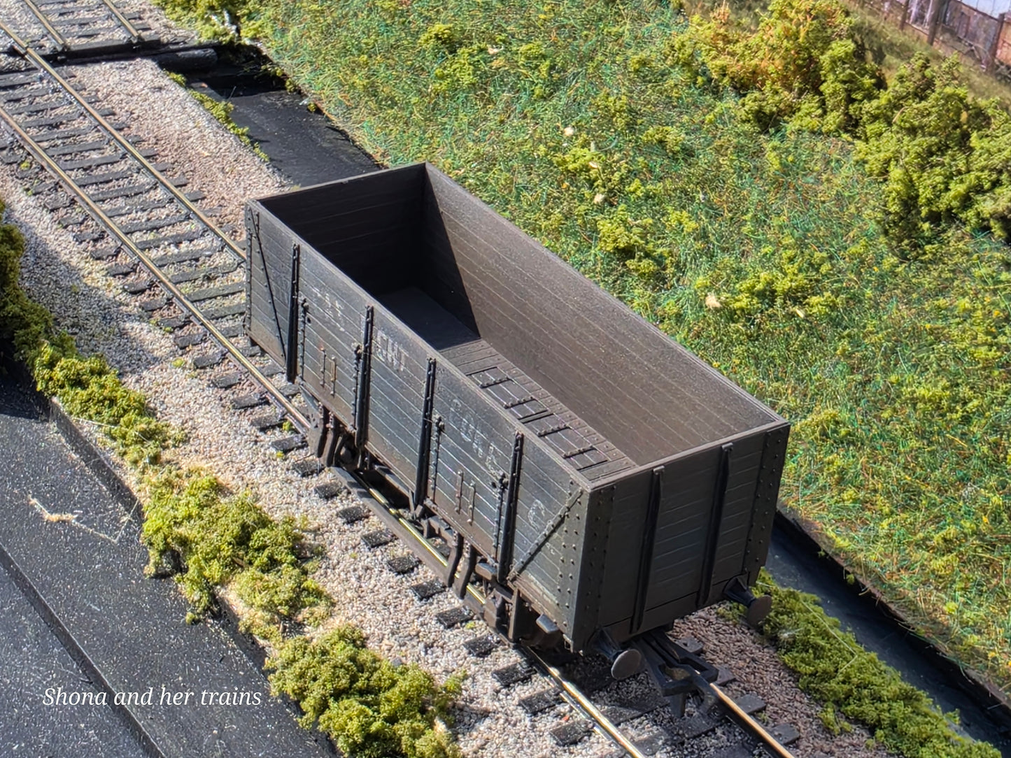 Mainline OO Gauge 20T wooden mineral wagon gas light and coke 937394 - Weathered