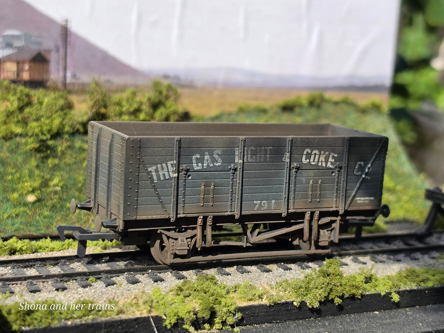 Mainline OO Gauge 20T wooden mineral wagon gas light and coke 937394 - Weathered