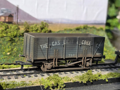 Mainline OO Gauge 20T wooden mineral wagon gas light and coke 937394 - Weathered
