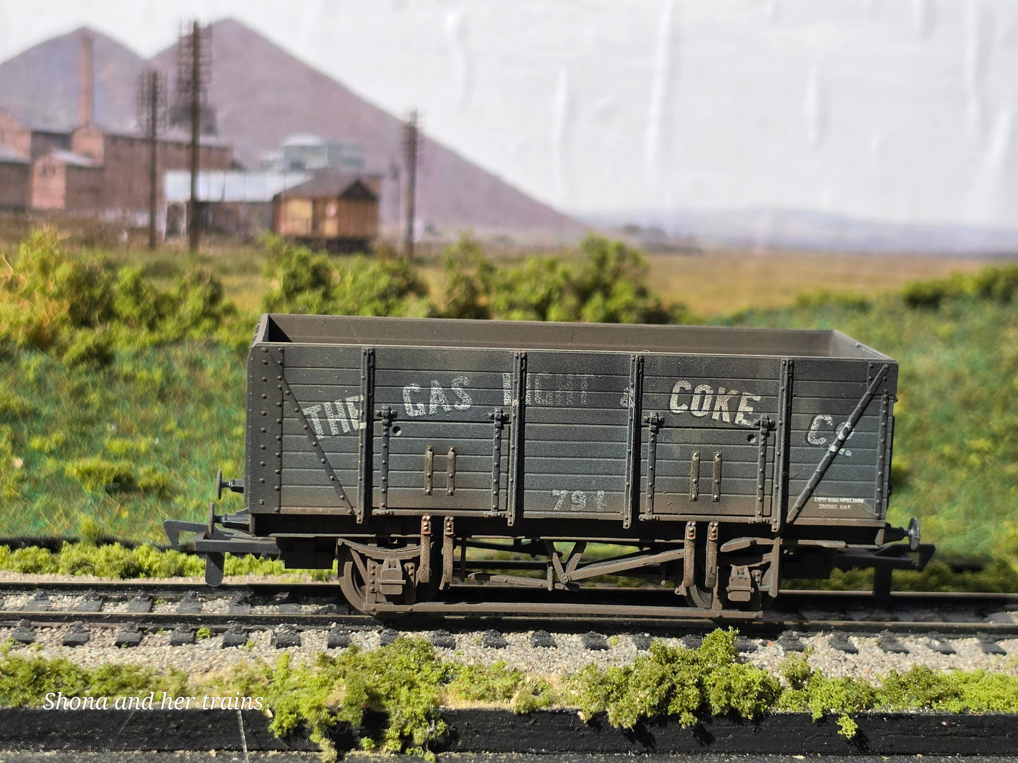 Mainline OO Gauge 20T wooden mineral wagon gas light and coke 937394 - Weathered