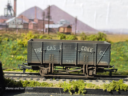 Mainline OO Gauge 20T wooden mineral wagon gas light and coke 937394 - Weathered