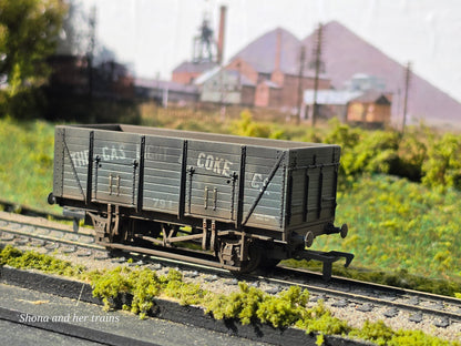 Mainline OO Gauge 20T wooden mineral wagon gas light and coke 937394 - Weathered
