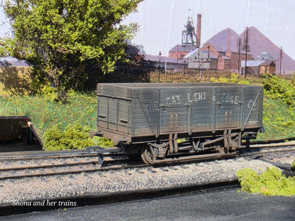 Mainline OO Gauge 20T wooden mineral wagon gas light and coke 937394 - Weathered