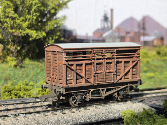Mainline OO Gauge BR cattle wagon 37 - 143 - Weathered