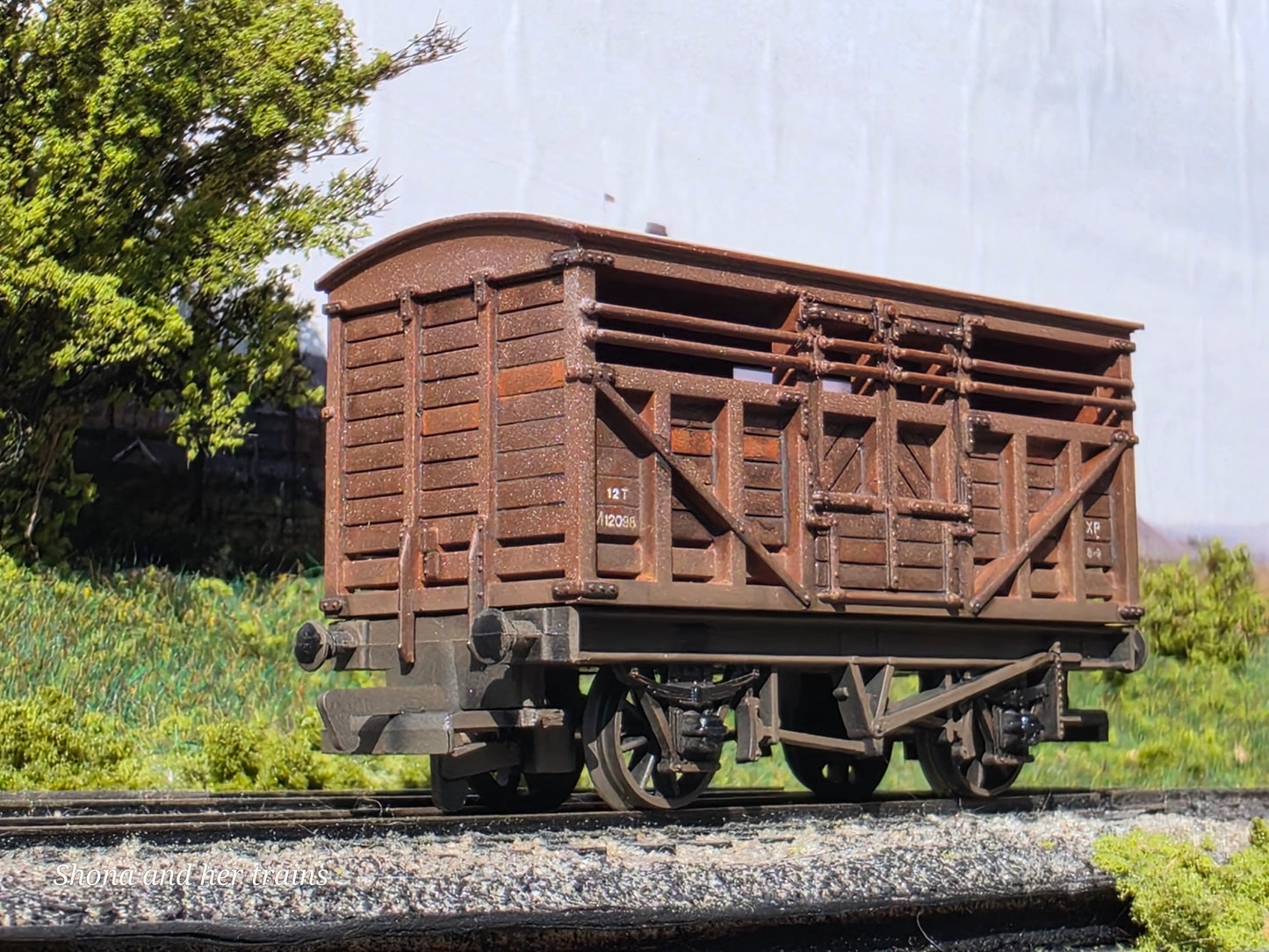 Mainline OO Gauge BR cattle wagon 37 - 143 - Weathered