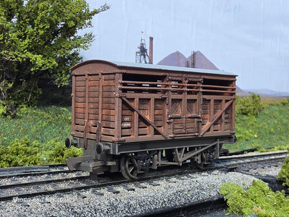 Mainline OO Gauge BR cattle wagon 37 - 143 - Weathered