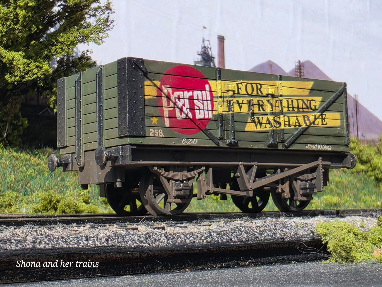 Mainline OO Gauge 7 plank wagon Persil 37-128 - Weathered