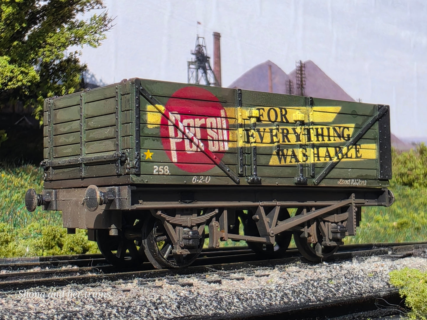Mainline OO Gauge 7 plank wagon Persil 37-128 - Weathered