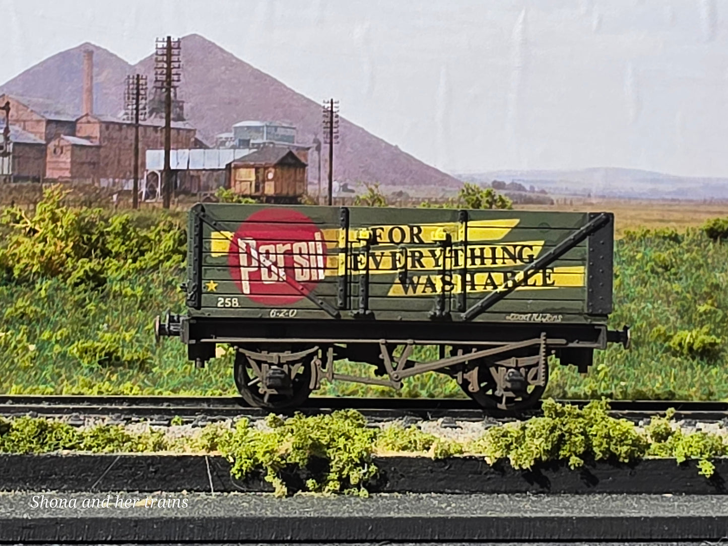 Mainline OO Gauge 7 plank wagon Persil 37-128 - Weathered