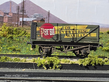 Mainline OO Gauge 7 plank wagon Persil 37-128 - Weathered