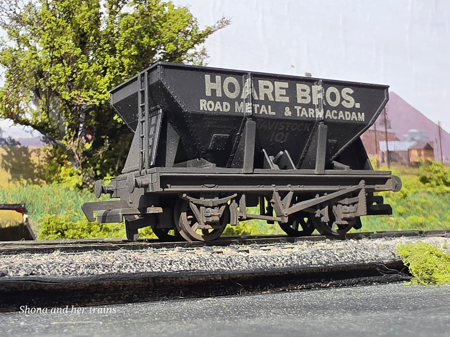 Mainline OO Gauge hopper wagon 'Hoare Bros' 37407 - Weathered