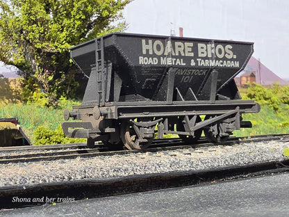 Mainline OO Gauge hopper wagon 'Hoare Bros' 37407 - Weathered
