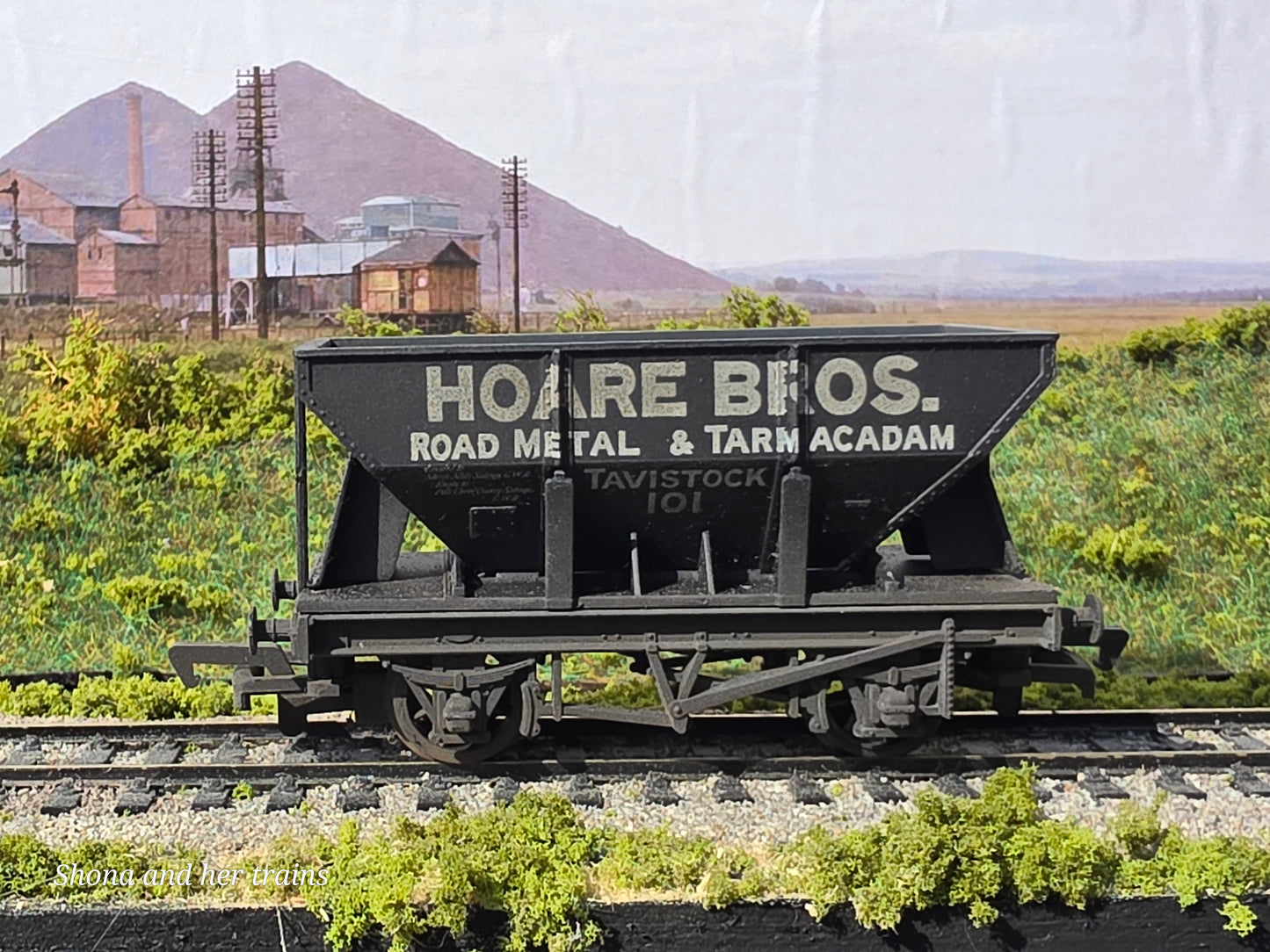 Mainline OO Gauge hopper wagon 'Hoare Bros' 37407 - Weathered