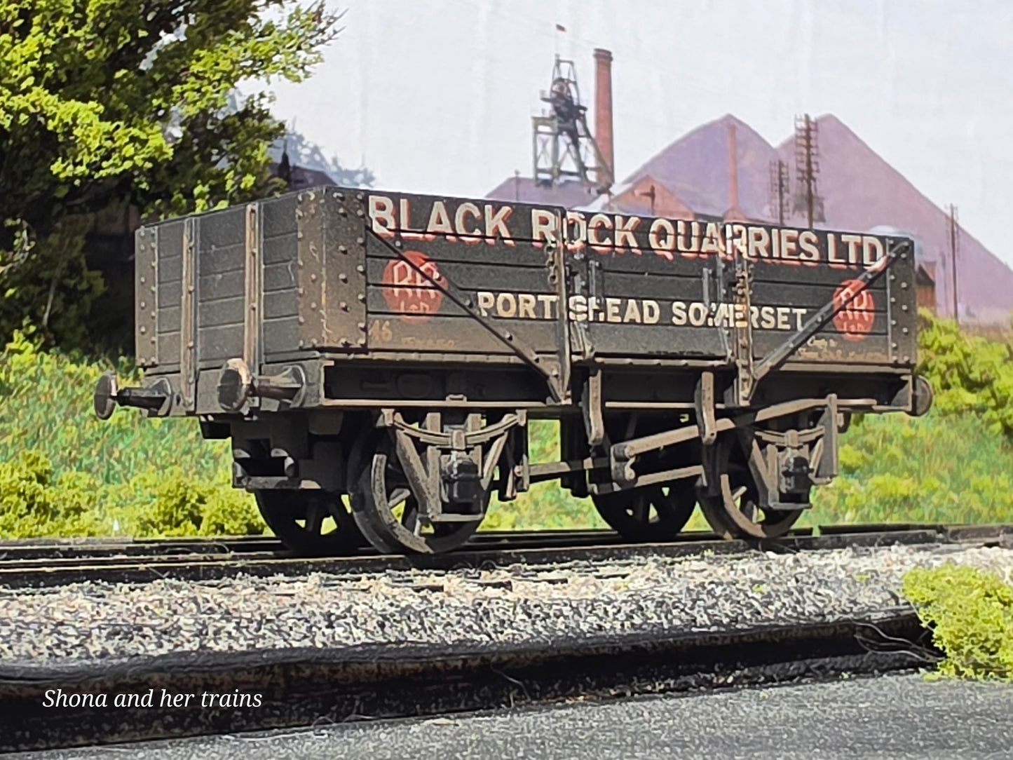 Mainline OO Gauge 5 plank Black rock quarries ltd 37455 - Weathered