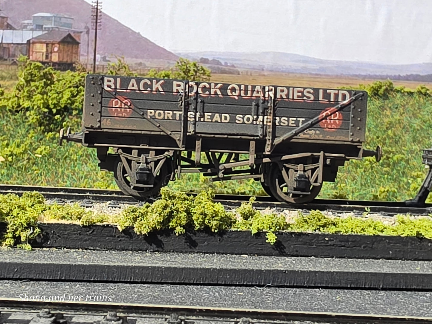 Mainline OO Gauge 5 plank Black rock quarries ltd 37455 - Weathered