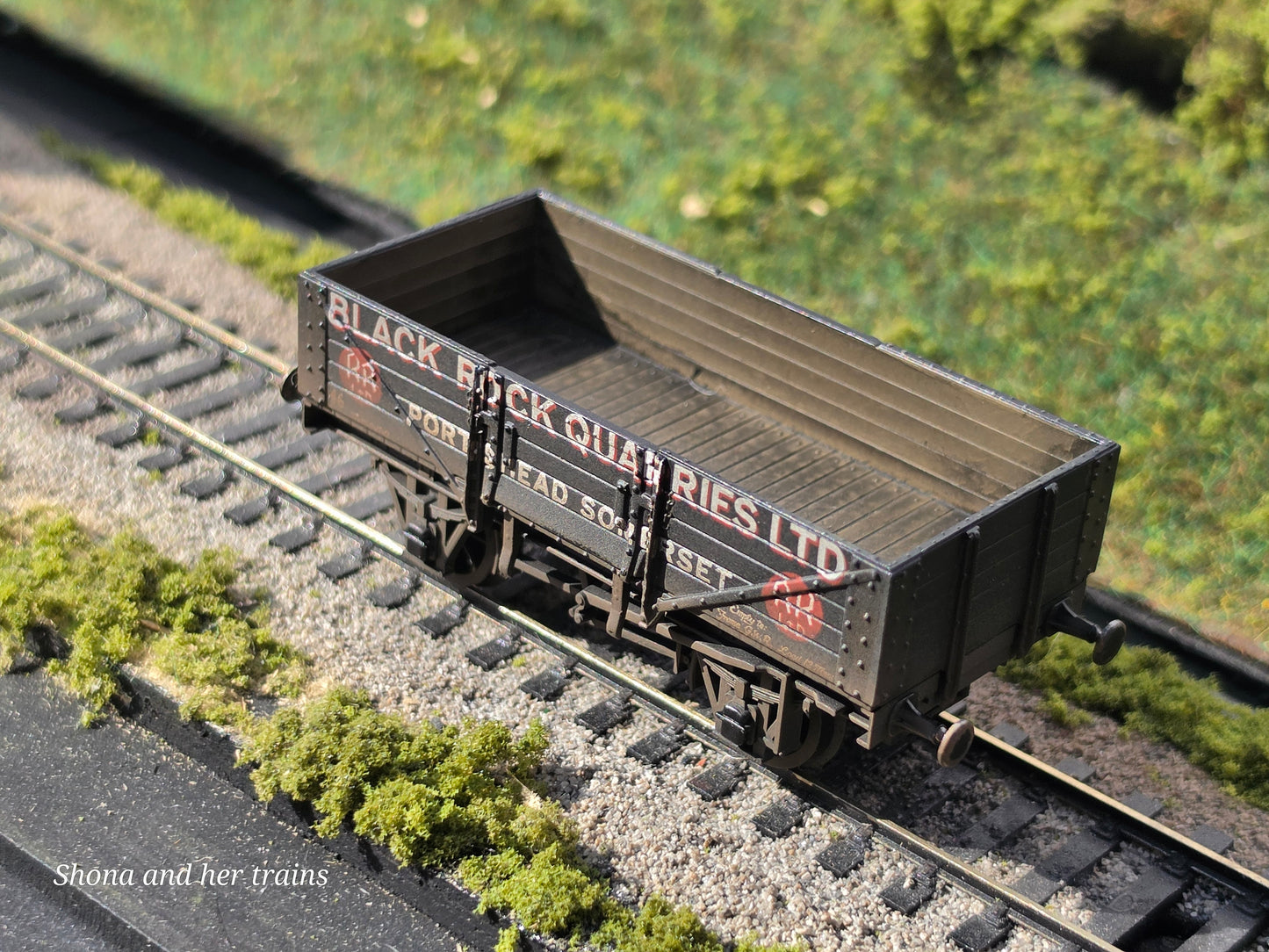 Mainline OO Gauge 5 plank Black rock quarries ltd 37455 - Weathered