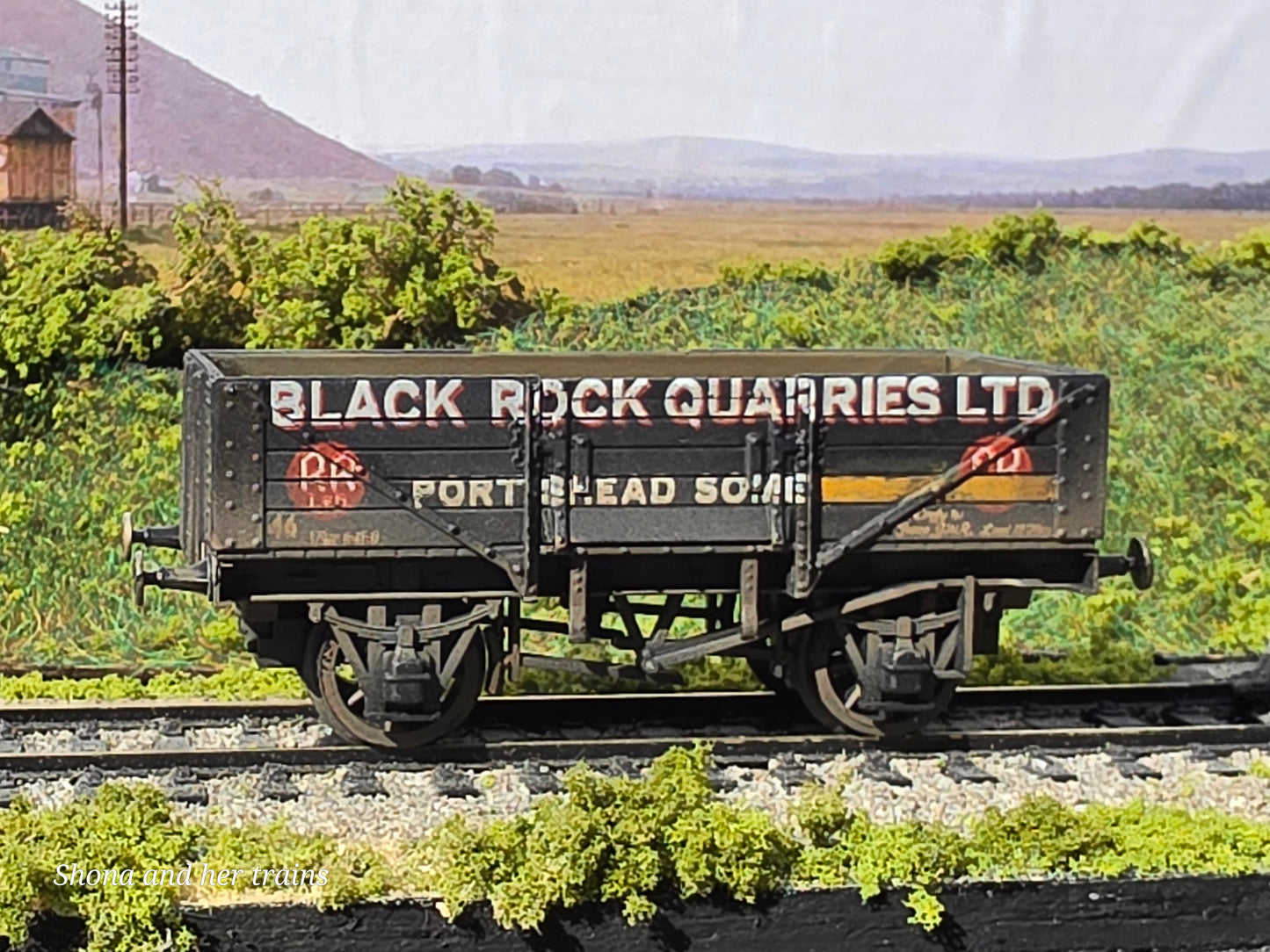 Mainline OO Gauge 5 plank Black rock quarries ltd 37455 - Weathered