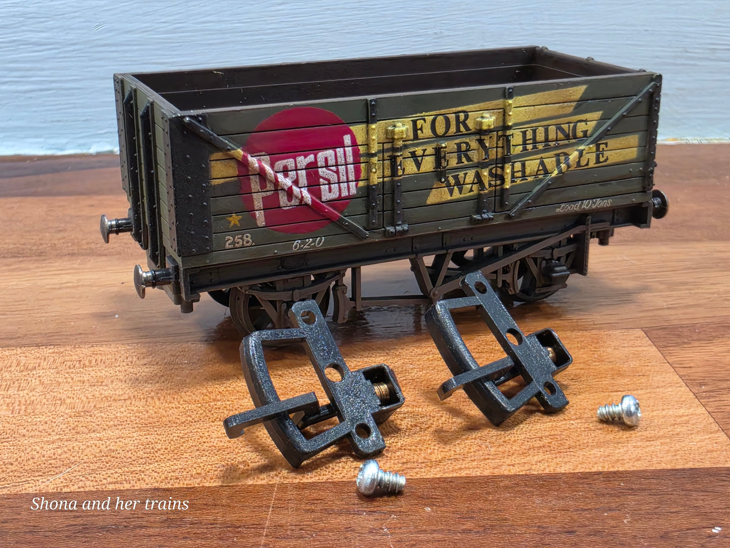 Mainline OO Gauge 7 plank wagon Persil 37-128 - Weathered