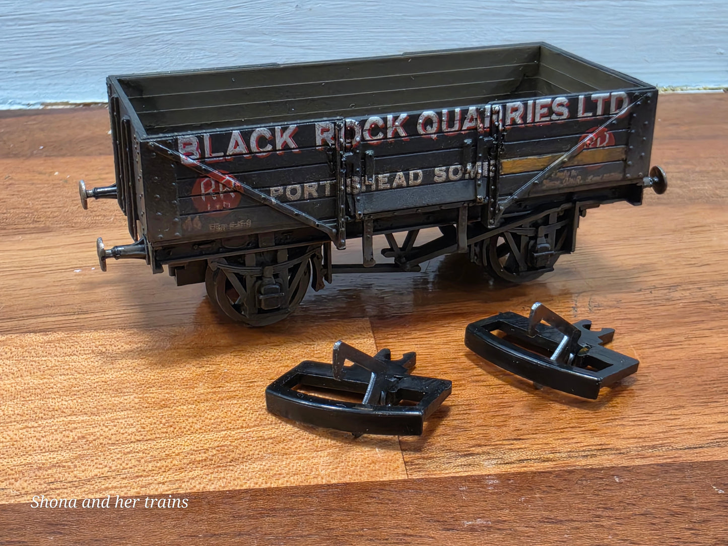 Mainline OO Gauge 5 plank Black rock quarries ltd 37455 - Weathered