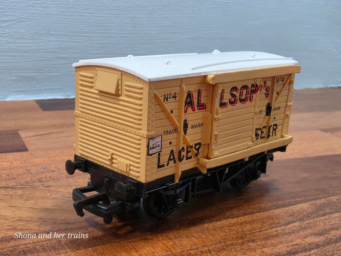 Mainline OO Gauge Ventilated van Allsopp's lager 37-138