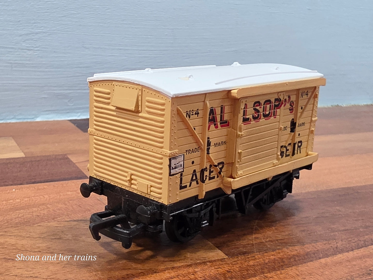 Mainline OO Gauge Ventilated van Allsopp's lager 37-138
