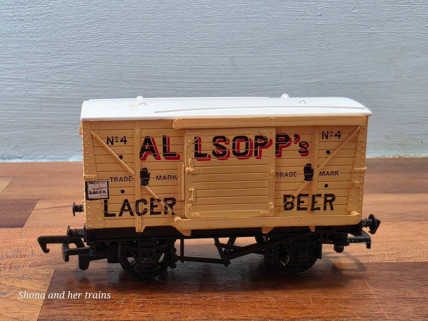 Mainline OO Gauge Ventilated van Allsopp's lager 37-138