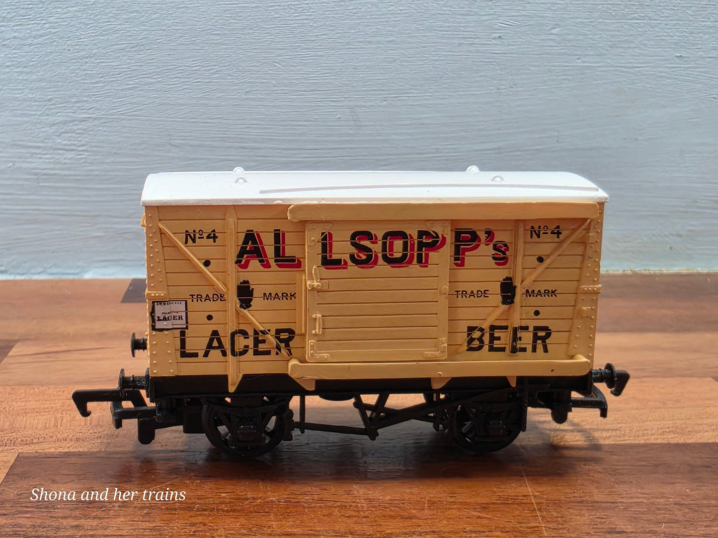 Mainline OO Gauge Ventilated van Allsopp's lager 37-138