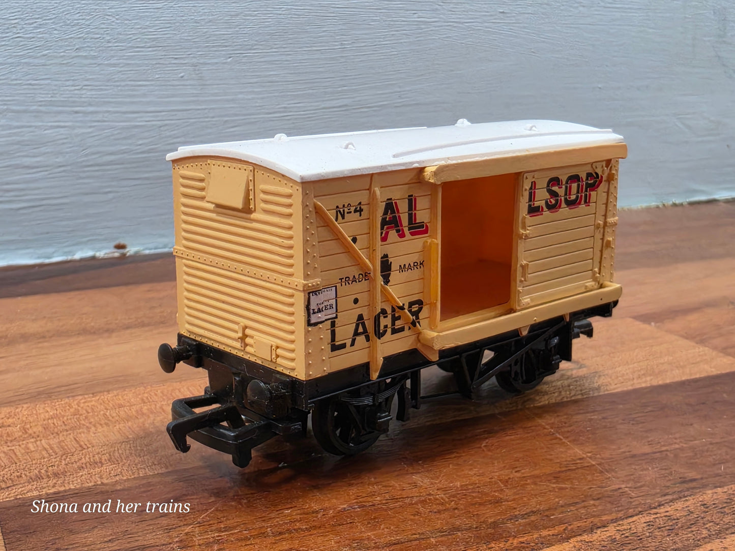 Mainline OO Gauge Ventilated van Allsopp's lager 37-138