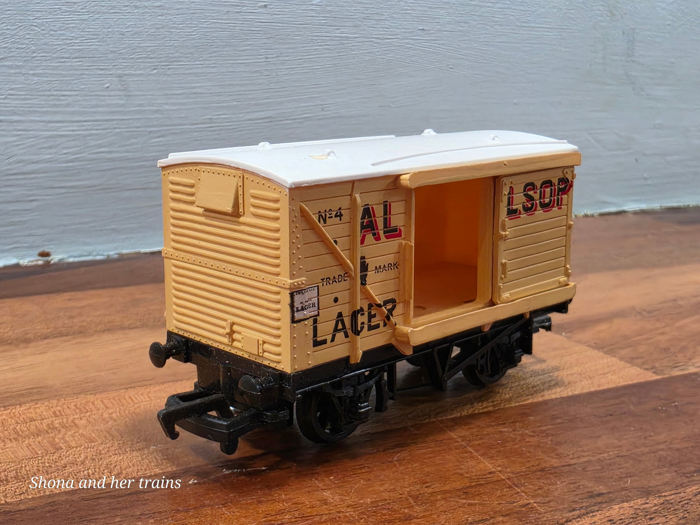 Mainline OO Gauge Ventilated van Allsopp's lager 37-138