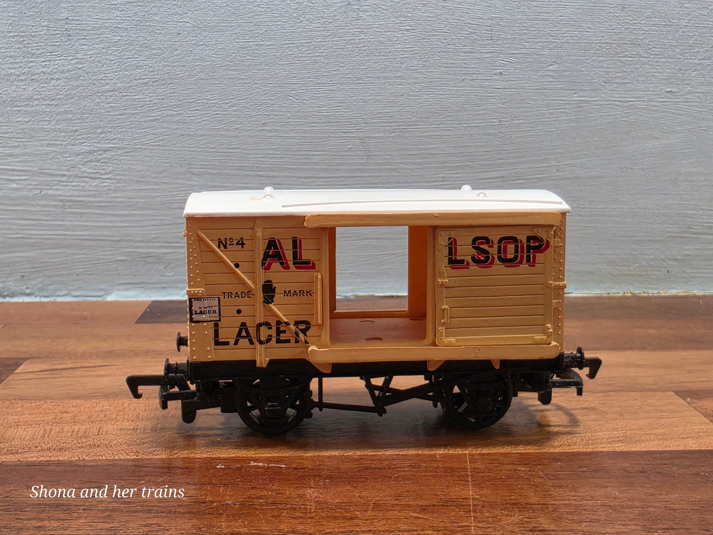 Mainline OO Gauge Ventilated van Allsopp's lager 37-138