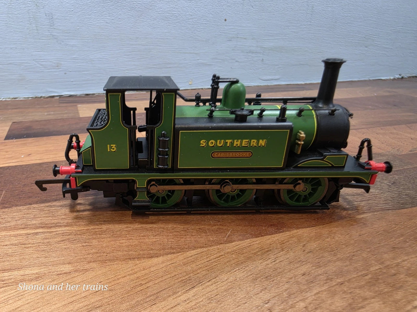 OO Gauge Hornby R2407 SR 0-6-0 Terrier Locomotive 'Carisbrooke No.13'