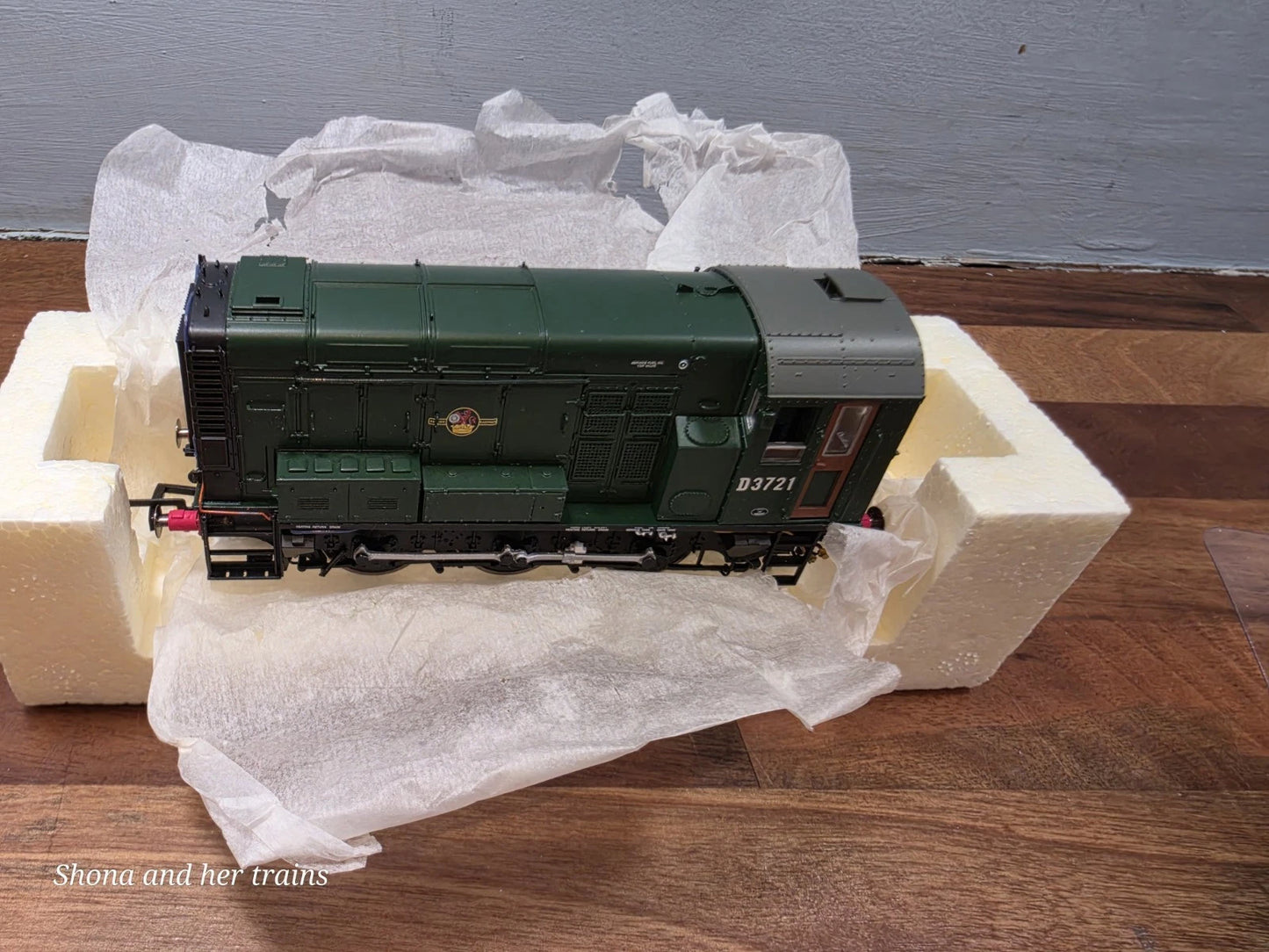 OO Gauge Hornby R2872 BR Green Class 09 number D3721
