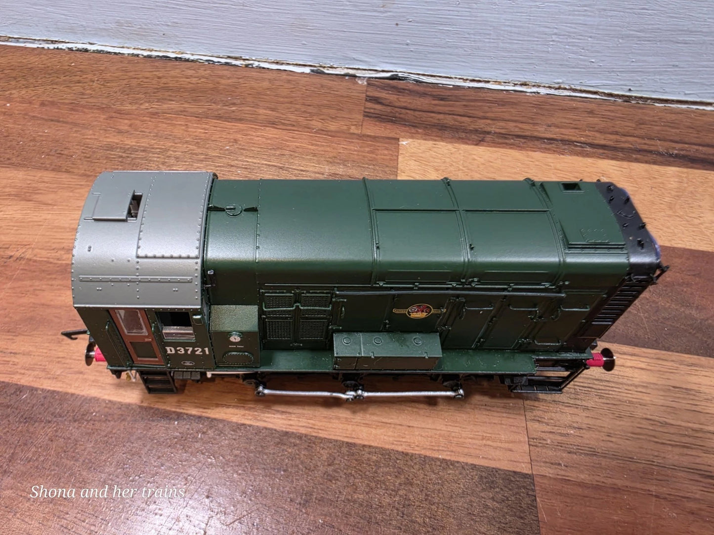 OO Gauge Hornby R2872 BR Green Class 09 number D3721